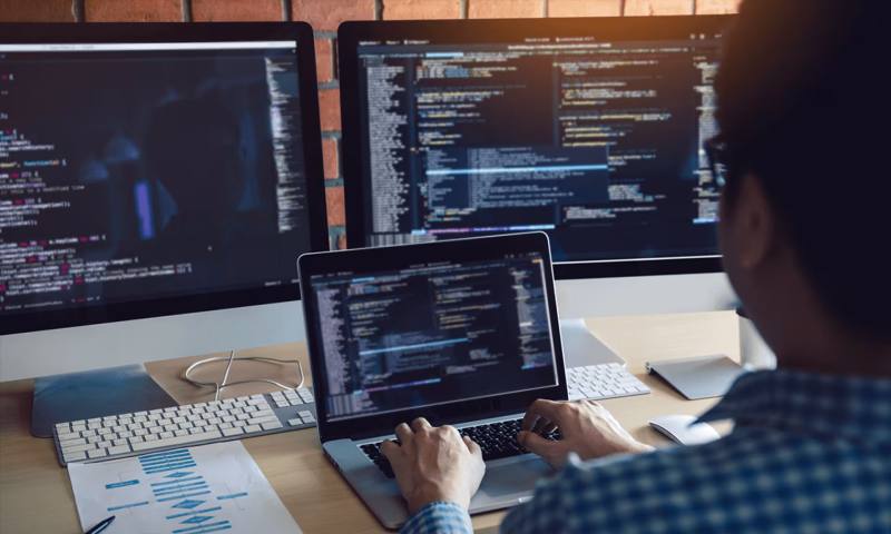 数据科学选型：R与Python如何赋能碾子山区网站建设？